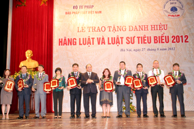 ມອບນາມມະຍົດ “ບໍລິສັດກົດໝາຍ ແລະ ທະນາຍຄວາມດີເດັ່ນ 2012”